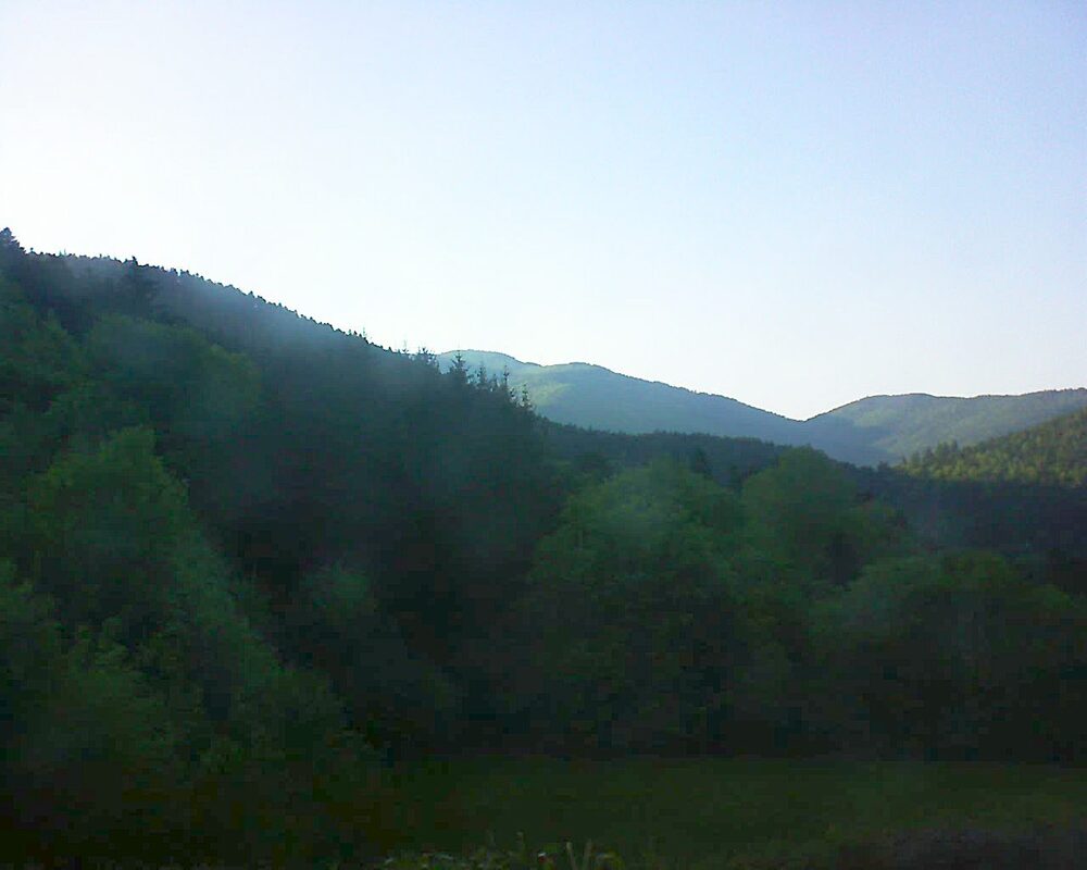 Le petit ballon vu depuis le Domaine Langmatt à Murbach le 10.05.2025 à 19:30 Le petit ballon (Alsace, Vosges) le 10.05.2025 à 19:30