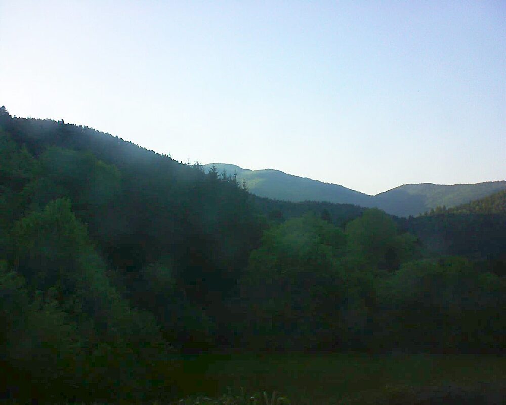 Le petit ballon vu depuis le Domaine Langmatt à Murbach le 10.05.2025 à 19:45 Le petit ballon (Alsace, Vosges) le 10.05.2025 à 19:45