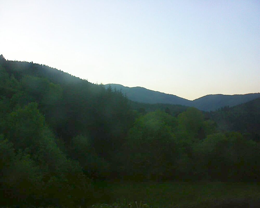 Le petit ballon vu depuis le Domaine Langmatt à Murbach le 10.05.2025 à 20:30 Le petit ballon (Alsace, Vosges) le 10.05.2025 à 20:30