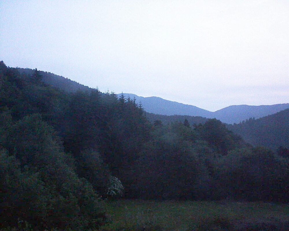Le petit ballon vu depuis le Domaine Langmatt à Murbach le 10.06.2025 à 05:15 Le petit ballon (Alsace, Vosges) le 10.06.2025 à 05:15