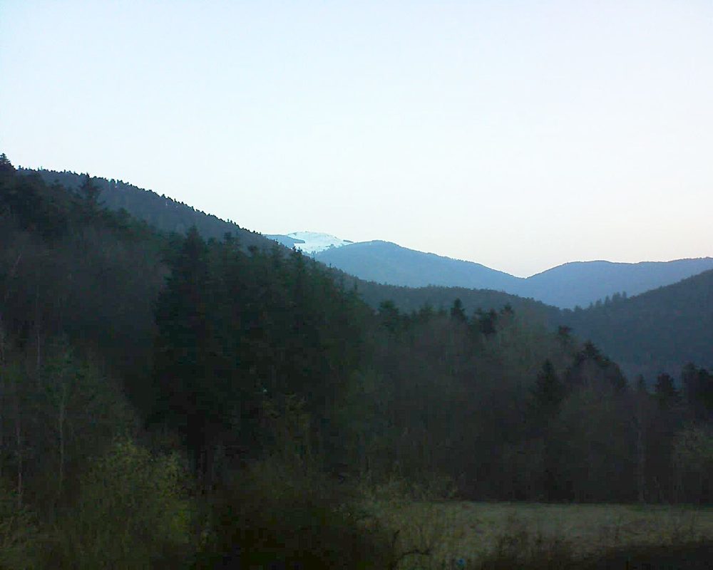 Le petit ballon vu depuis le Domaine Langmatt à Murbach le 26.03.2021 à 06:30 Le petit ballon (Alsace, Vosges) le 26.03.2021 à 06:30