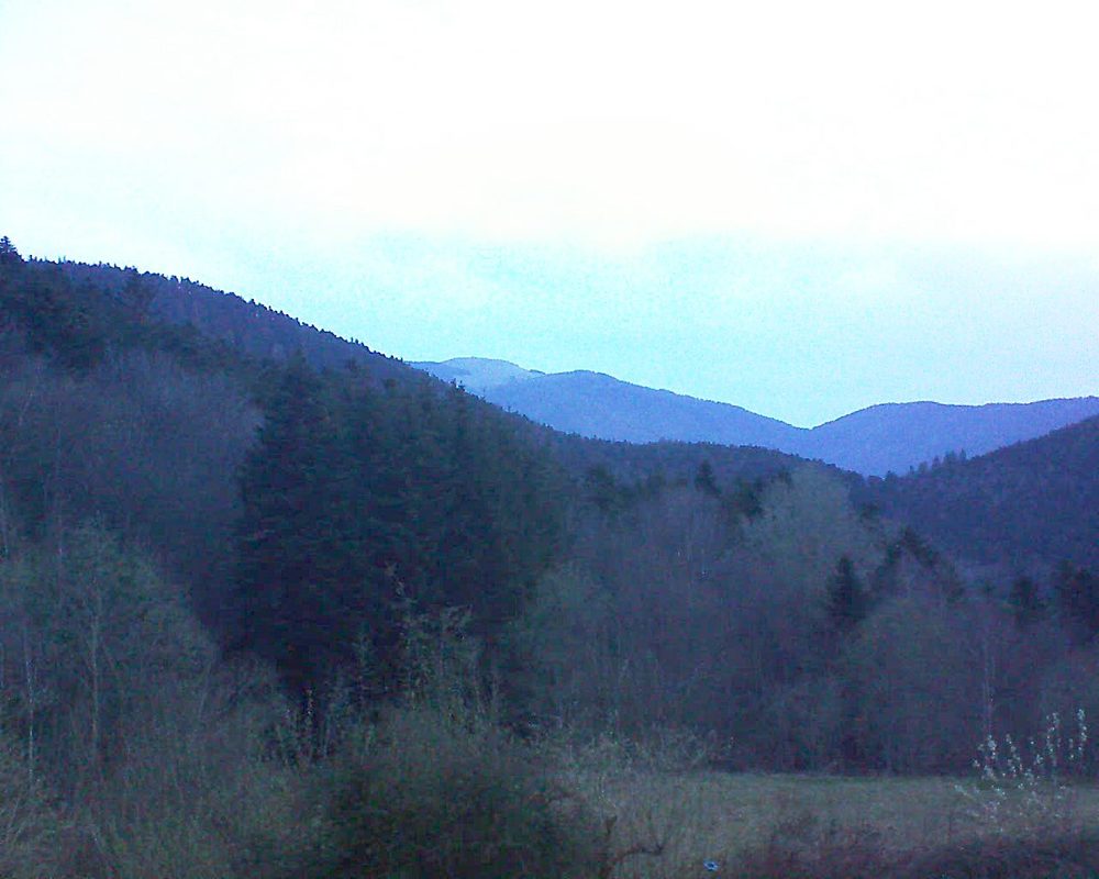 Le petit ballon vu depuis le Domaine Langmatt à Murbach le 05.04.2021 à 07:00 Le petit ballon (Alsace, Vosges) le 05.04.2021 à 07:00