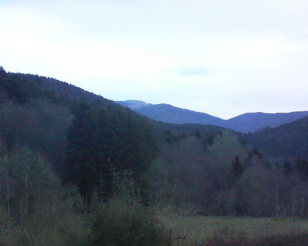 Le petit ballon vu depuis le Domaine Langmatt à Murbach le 09.04.2021 à 07:00 Le petit ballon (Alsace, Vosges) le 09.04.2021 à 07:00