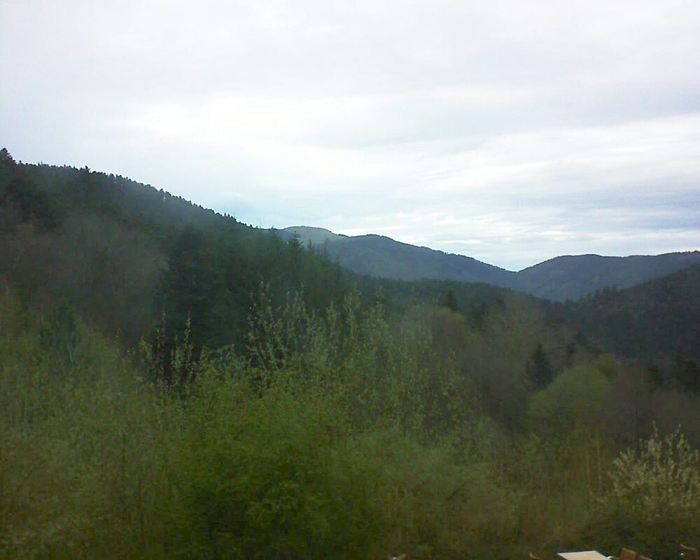 Le petit ballon vu depuis le Domaine Langmatt à Murbach le 05.04.2024 à 19:15 Le petit ballon (Alsace, Vosges) le 05.04.2024 à 19:15