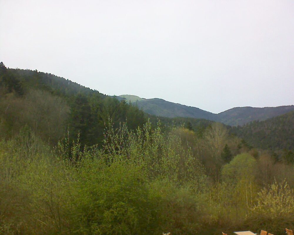 Le petit ballon vu depuis le Domaine Langmatt à Murbach le 06.04.2024 à 17:15 Le petit ballon (Alsace, Vosges) le 06.04.2024 à 17:15