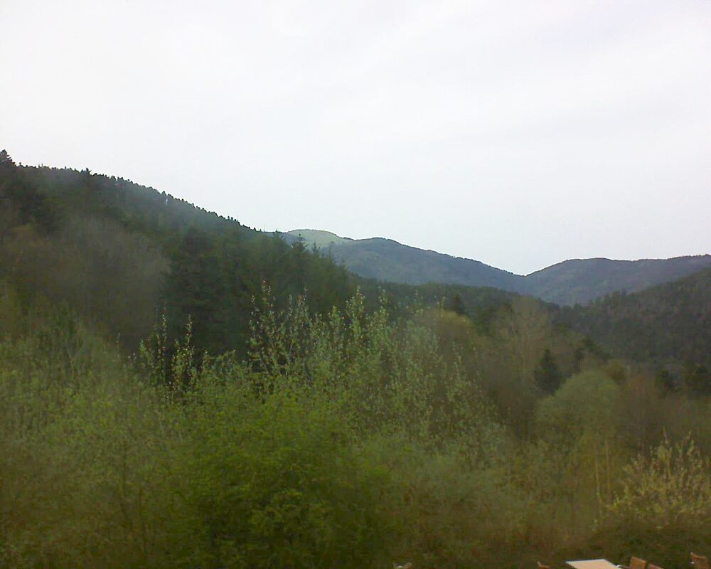 Le petit ballon vu depuis le Domaine Langmatt à Murbach le 06.04.2024 à 18:15 Le petit ballon (Alsace, Vosges) le 06.04.2024 à 18:15
