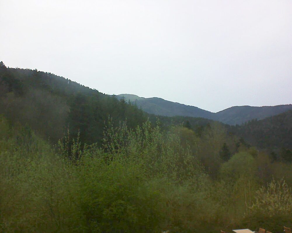 Le petit ballon vu depuis le Domaine Langmatt à Murbach le 06.04.2024 à 19:15 Le petit ballon (Alsace, Vosges) le 06.04.2024 à 19:15