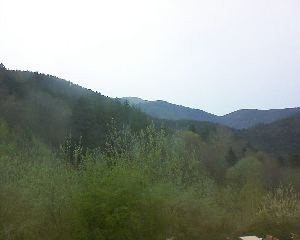 Le petit ballon vu depuis le Domaine Langmatt à Murbach le 06.04.2024 à 19:45 Le petit ballon (Alsace, Vosges) le 06.04.2024 à 19:45