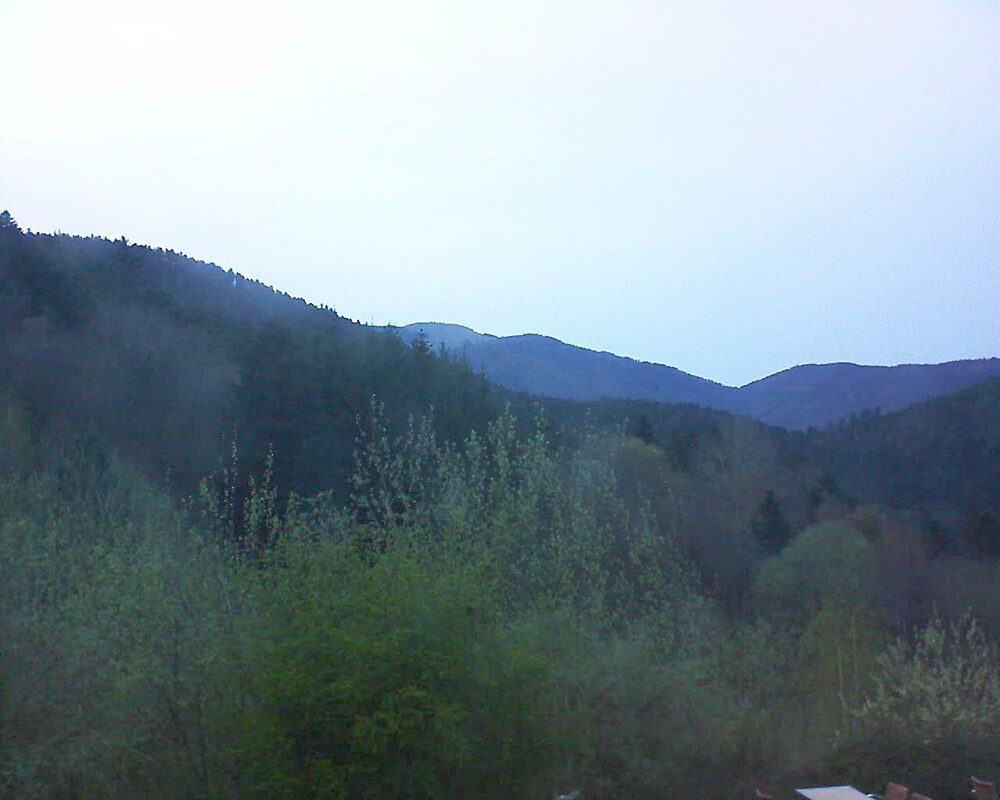 Le petit ballon vu depuis le Domaine Langmatt à Murbach le 06.04.2024 à 20:00 Le petit ballon (Alsace, Vosges) le 06.04.2024 à 20:00