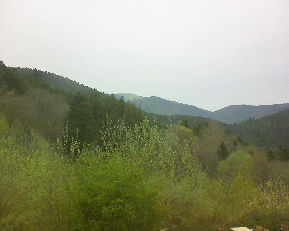 Le petit ballon vu depuis le Domaine Langmatt à Murbach le 07.04.2024 à 18:00 Le petit ballon (Alsace, Vosges) le 07.04.2024 à 18:00