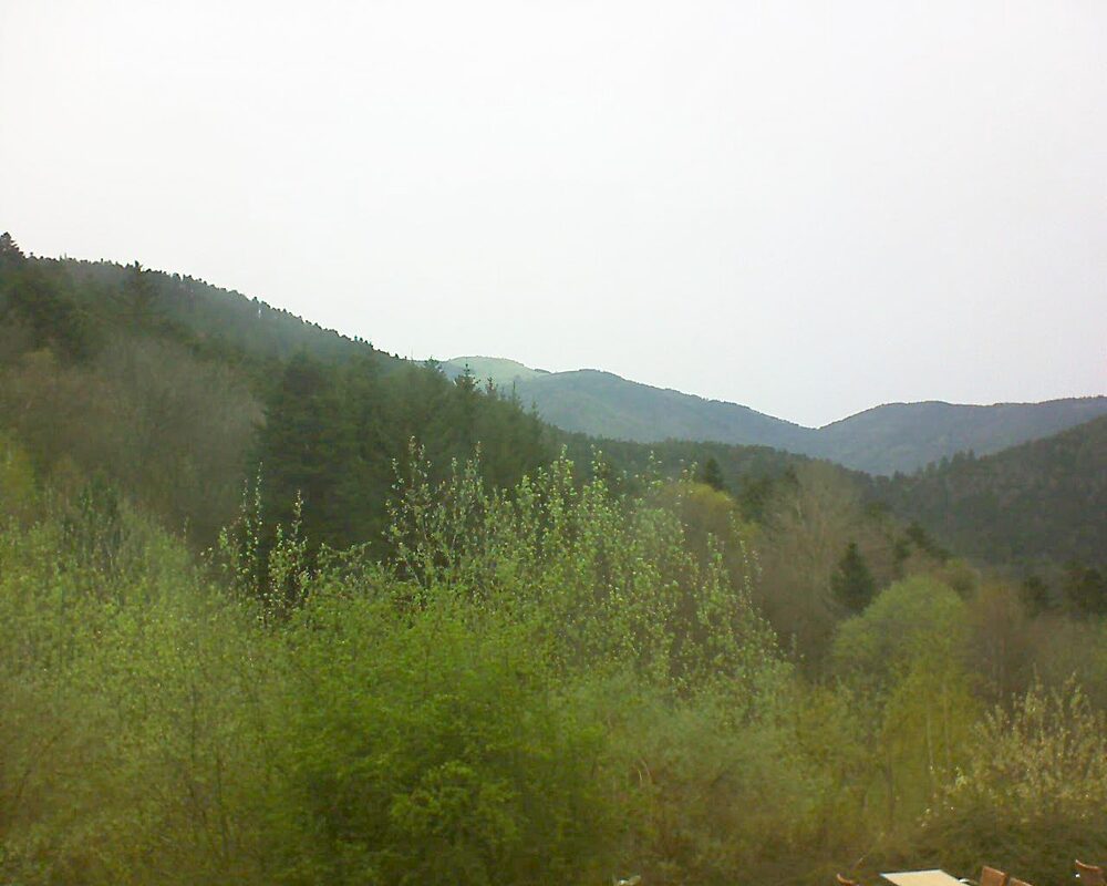Le petit ballon vu depuis le Domaine Langmatt à Murbach le 07.04.2024 à 19:00 Le petit ballon (Alsace, Vosges) le 07.04.2024 à 19:00