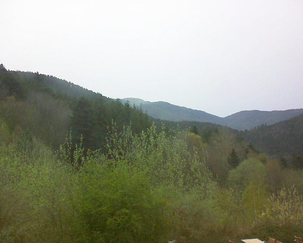 Le petit ballon vu depuis le Domaine Langmatt à Murbach le 07.04.2024 à 19:45 Le petit ballon (Alsace, Vosges) le 07.04.2024 à 19:45