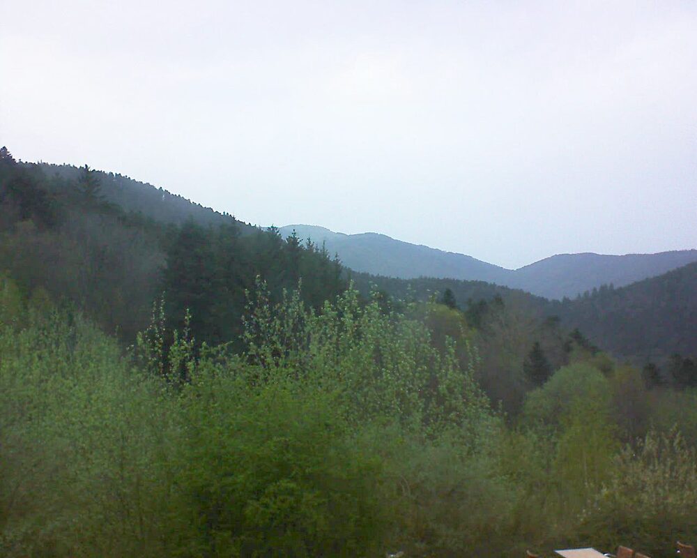 Le petit ballon vu depuis le Domaine Langmatt à Murbach le 08.04.2024 à 19:45 Le petit ballon (Alsace, Vosges) le 08.04.2024 à 19:45