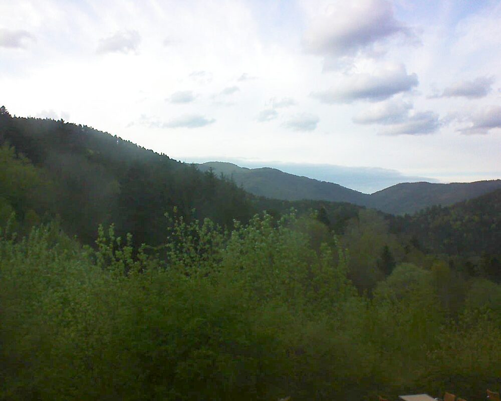 Le petit ballon vu depuis le Domaine Langmatt à Murbach le 15.04.2024 à 19:30 Le petit ballon (Alsace, Vosges) le 15.04.2024 à 19:30