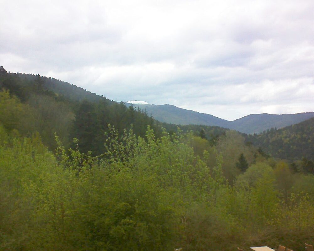 Le petit ballon vu depuis le Domaine Langmatt à Murbach le 25.04.2024 à 17:00 Le petit ballon (Alsace, Vosges) le 25.04.2024 à 17:00