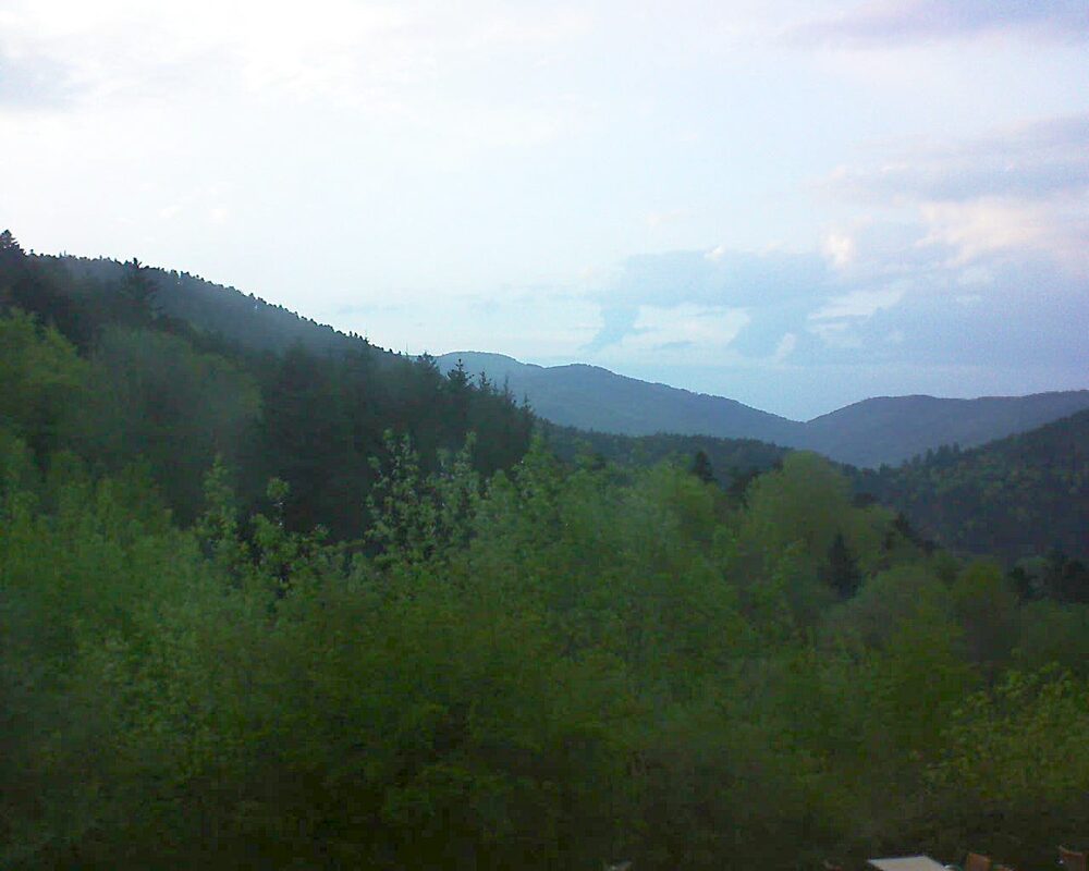 Le petit ballon vu depuis le Domaine Langmatt à Murbach le 01.05.2024 à 20:15 Le petit ballon (Alsace, Vosges) le 01.05.2024 à 20:15