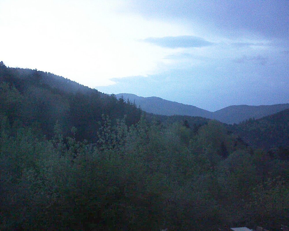 Le petit ballon vu depuis le Domaine Langmatt à Murbach le 01.05.2024 à 21:00 Le petit ballon (Alsace, Vosges) le 01.05.2024 à 21:00
