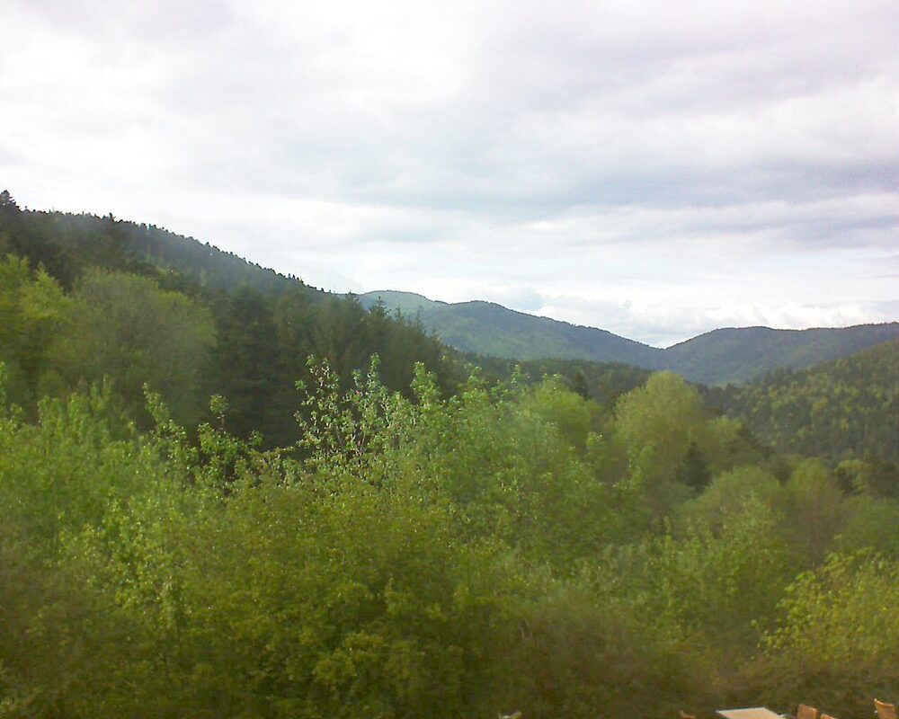 Le petit ballon vu depuis le Domaine Langmatt à Murbach le 03.05.2024 à 18:00 Le petit ballon (Alsace, Vosges) le 03.05.2024 à 18:00