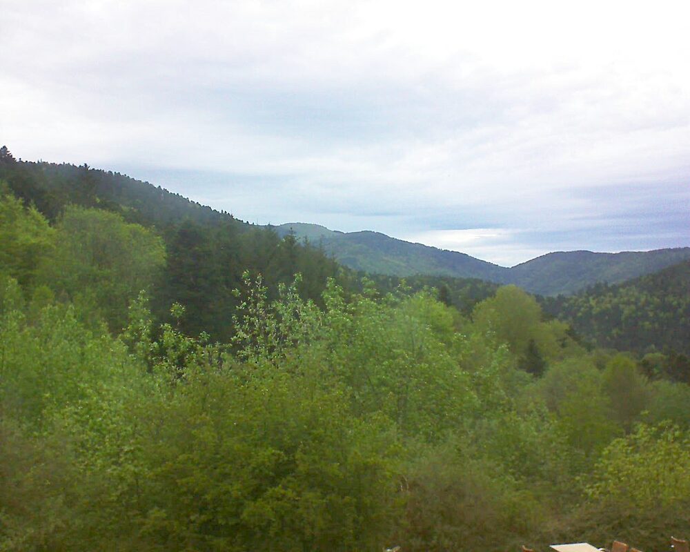 Le petit ballon vu depuis le Domaine Langmatt à Murbach le 05.05.2024 à 19:45 Le petit ballon (Alsace, Vosges) le 05.05.2024 à 19:45