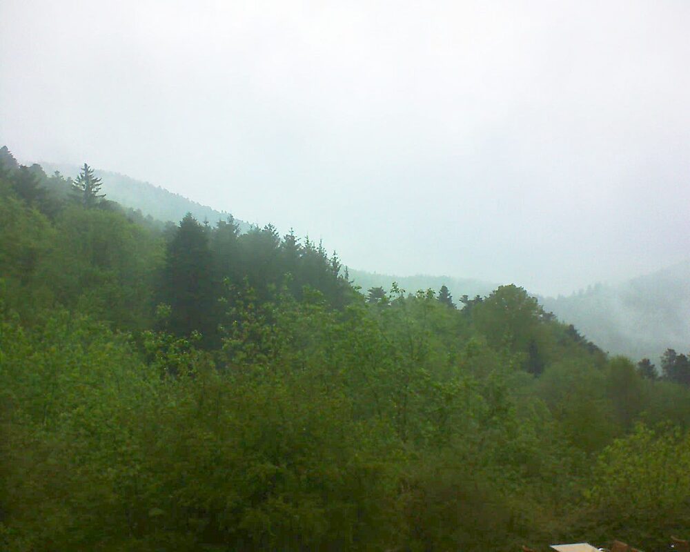 Le petit ballon vu depuis le Domaine Langmatt à Murbach le 07.05.2024 à 19:00 Le petit ballon (Alsace, Vosges) le 07.05.2024 à 19:00