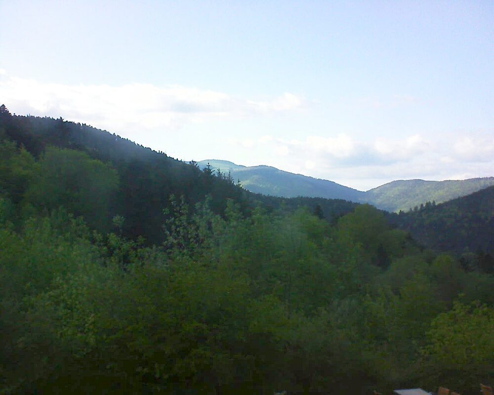 Le petit ballon vu depuis le Domaine Langmatt à Murbach le 08.05.2024 à 18:45 Le petit ballon (Alsace, Vosges) le 08.05.2024 à 18:45