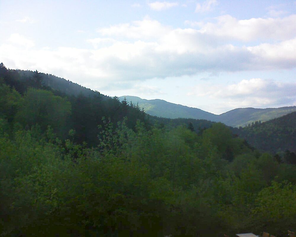 Le petit ballon vu depuis le Domaine Langmatt à Murbach le 08.05.2024 à 19:15 Le petit ballon (Alsace, Vosges) le 08.05.2024 à 19:15