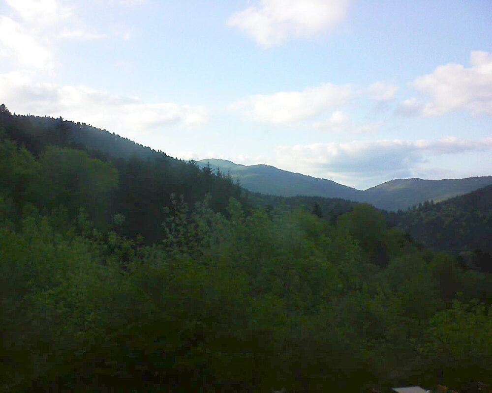 Le petit ballon vu depuis le Domaine Langmatt à Murbach le 08.05.2024 à 19:30 Le petit ballon (Alsace, Vosges) le 08.05.2024 à 19:30