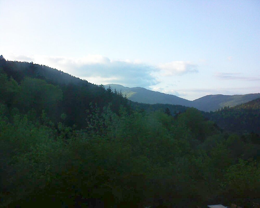 Le petit ballon vu depuis le Domaine Langmatt à Murbach le 08.05.2024 à 19:45 Le petit ballon (Alsace, Vosges) le 08.05.2024 à 19:45