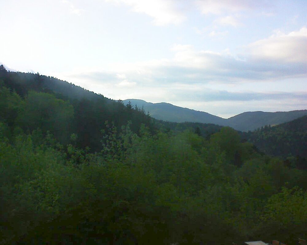 Le petit ballon vu depuis le Domaine Langmatt à Murbach le 08.05.2024 à 20:00 Le petit ballon (Alsace, Vosges) le 08.05.2024 à 20:00