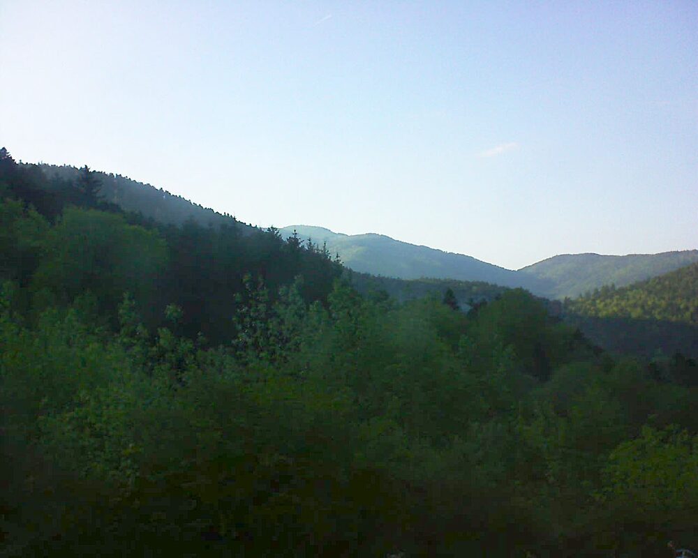 Le petit ballon vu depuis le Domaine Langmatt à Murbach le 09.05.2024 à 19:15 Le petit ballon (Alsace, Vosges) le 09.05.2024 à 19:15