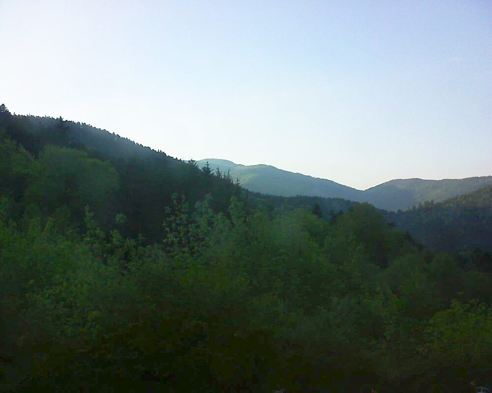 Le petit ballon vu depuis le Domaine Langmatt à Murbach le 09.05.2024 à 19:45 Le petit ballon (Alsace, Vosges) le 09.05.2024 à 19:45
