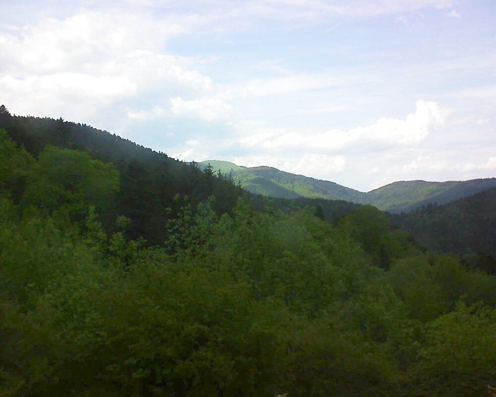 Le petit ballon vu depuis le Domaine Langmatt à Murbach le 12.05.2024 à 16:15 Le petit ballon (Alsace, Vosges) le 12.05.2024 à 16:15