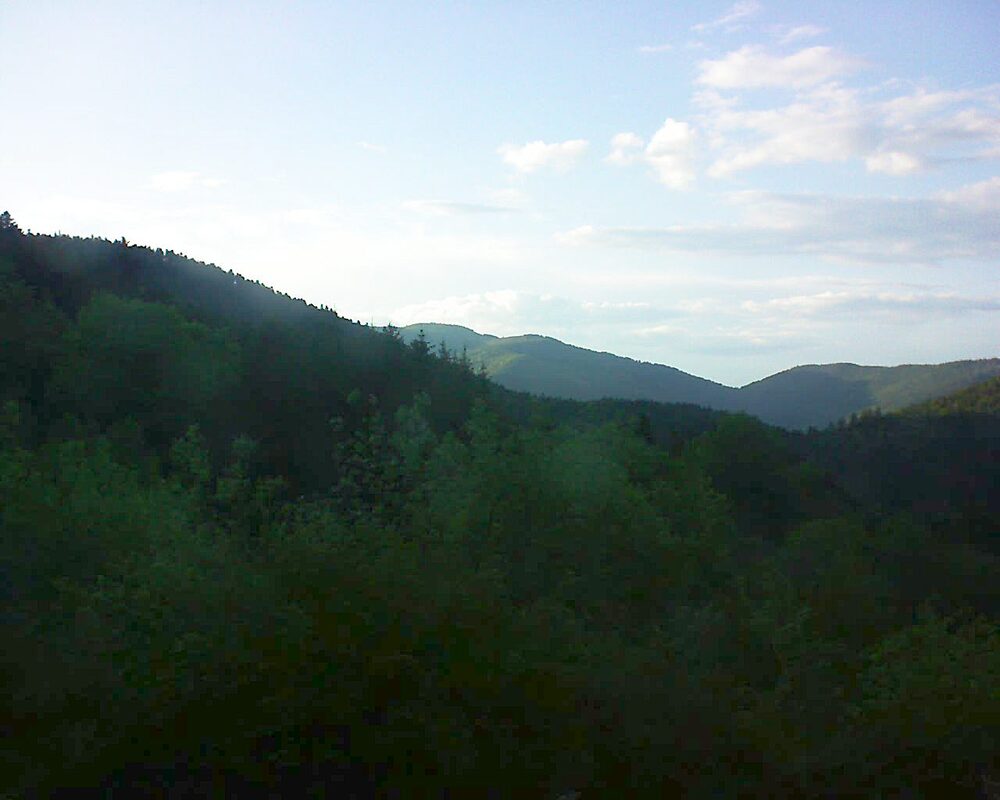 Le petit ballon vu depuis le Domaine Langmatt à Murbach le 13.05.2024 à 20:00 Le petit ballon (Alsace, Vosges) le 13.05.2024 à 20:00