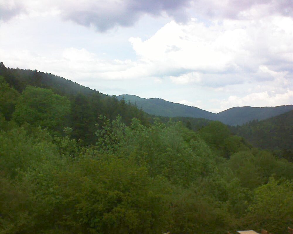 Le petit ballon vu depuis le Domaine Langmatt à Murbach le 14.05.2024 à 15:15 Le petit ballon (Alsace, Vosges) le 14.05.2024 à 15:15