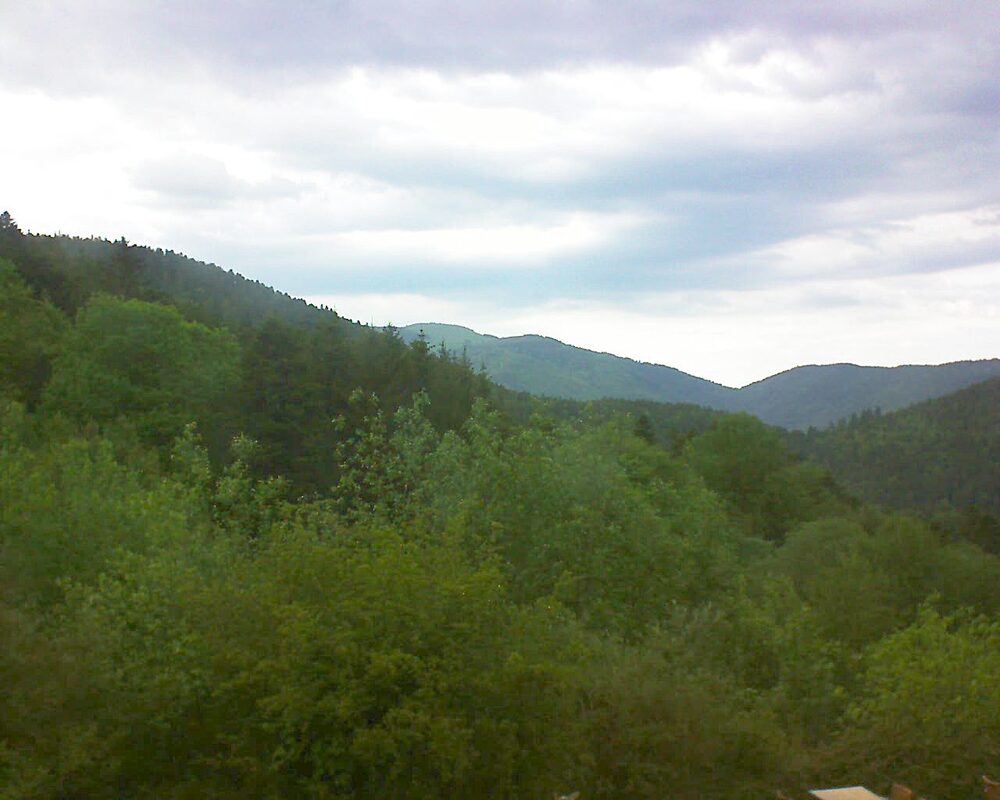 Le petit ballon vu depuis le Domaine Langmatt à Murbach le 14.05.2024 à 16:15 Le petit ballon (Alsace, Vosges) le 14.05.2024 à 16:15
