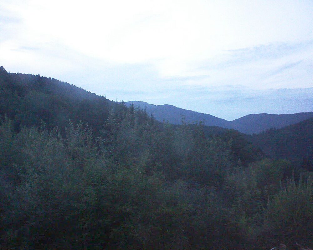 Le petit ballon vu depuis le Domaine Langmatt à Murbach le 25.07.2024 à 21:30 Le petit ballon (Alsace, Vosges) le 25.07.2024 à 21:30
