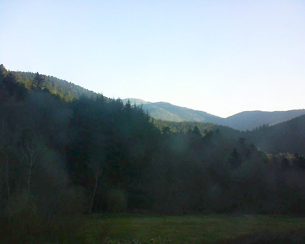 Le petit ballon vu depuis le Domaine Langmatt à Murbach le 06.04.2025 à 07:45 Le petit ballon (Alsace, Vosges) le 06.04.2025 à 07:45