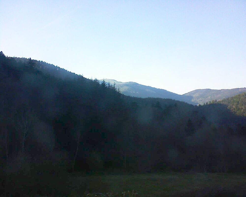 Le petit ballon vu depuis le Domaine Langmatt à Murbach le 07.04.2025 à 18:45 Le petit ballon (Alsace, Vosges) le 07.04.2025 à 18:45