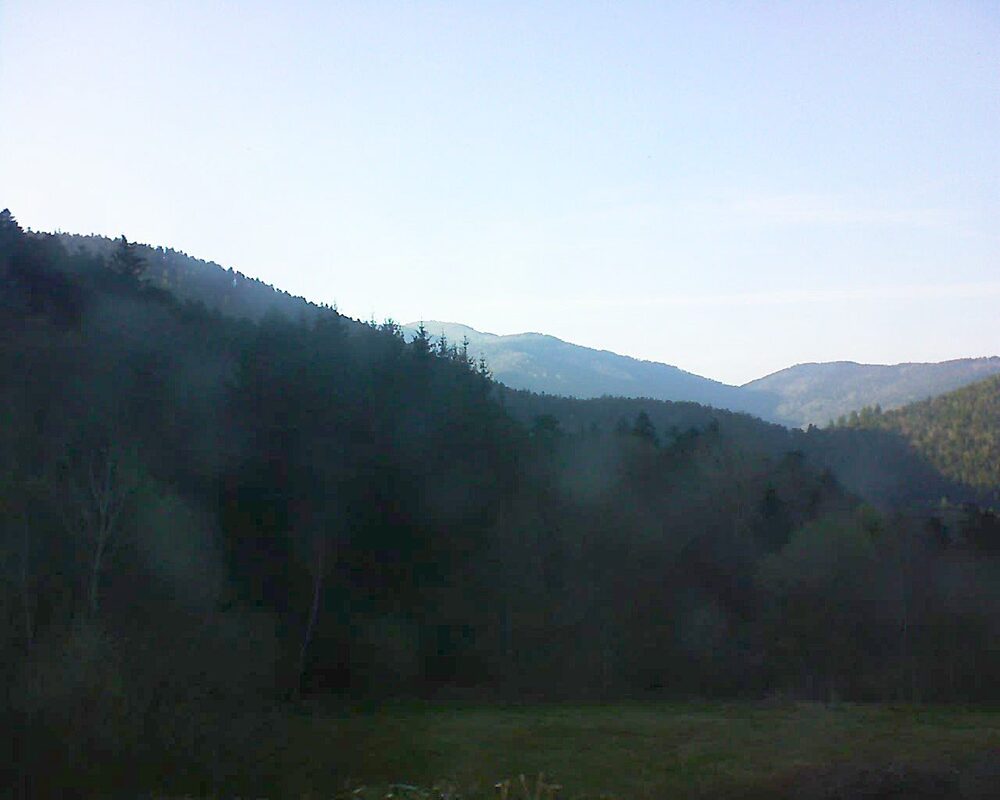 Le petit ballon vu depuis le Domaine Langmatt à Murbach le 11.04.2025 à 18:45 Le petit ballon (Alsace, Vosges) le 11.04.2025 à 18:45