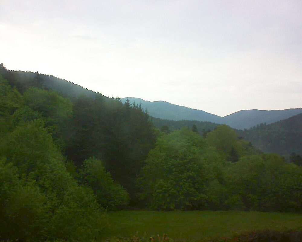 Le petit ballon vu depuis le Domaine Langmatt à Murbach le 08.05.2025 à 19:15 Le petit ballon (Alsace, Vosges) le 08.05.2025 à 19:15