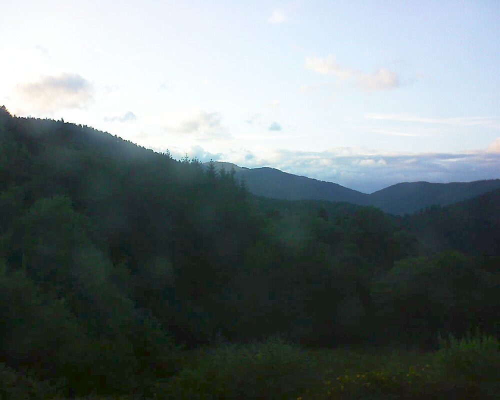 Le petit ballon vu depuis le Domaine Langmatt à Murbach le 22.07.2025 à 20:45 Le petit ballon (Alsace, Vosges) le 22.07.2025 à 20:45