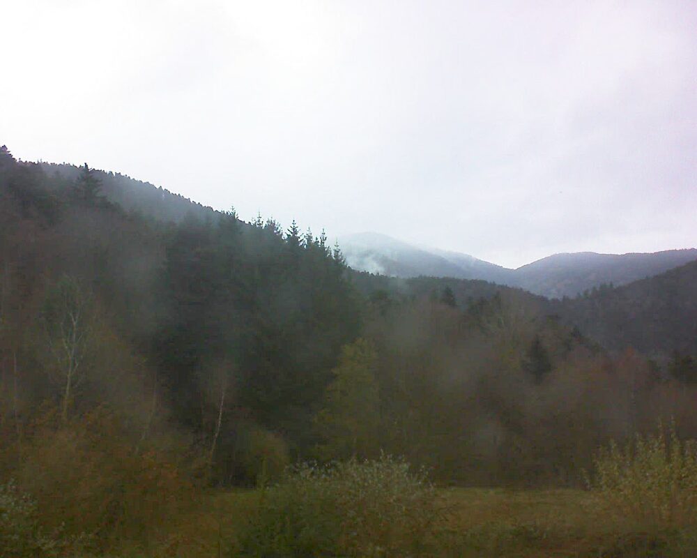 Le petit ballon vu depuis le Domaine Langmatt à Murbach le 25.11.2025 à 14:00 Le petit ballon (Alsace, Vosges) le 25.11.2025 à 14:00