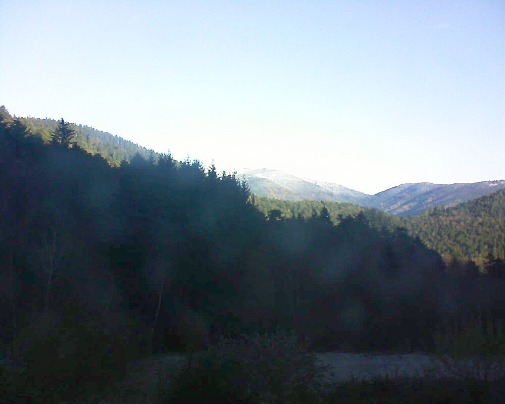 Le petit ballon vu depuis le Domaine Langmatt à Murbach le 27.11.2025 à 09:45 Le petit ballon (Alsace, Vosges) le 27.11.2025 à 09:45